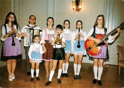 AK / Ansichtskarte 73935811 Schwalbach_Taunus Singende und musizierende Familie Moench