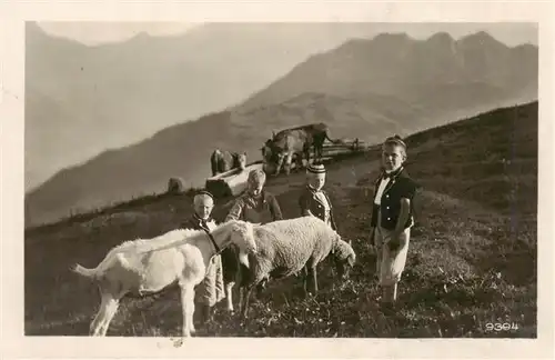 AK / Ansichtskarte 73936875 Landwirtschaft Kinder Ziegen Kuhe Schweiz