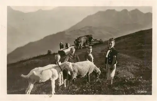 AK / Ansichtskarte  Landwirtschaft Kinder Ziegen Kuhe Schweiz