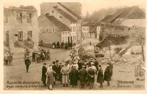 AK / Ansichtskarte  Domnau_Domnowo_Kaliningrad_Koenigsberg_Ostpreussen_RU Marktplatz Russische Gefangene legen morsche Giebel nieder