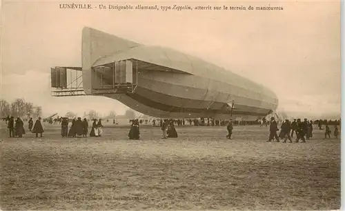 AK / Ansichtskarte  Luneville_54_Meurthe-et-Moselle Un Dirigeable allemand type Zeppelin atterrit sur le terrain de manoeuvres