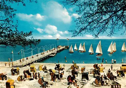 AK / Ansichtskarte  Scharbeutz_Ostseebad Seebruecke Strand