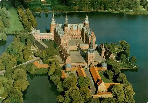 AK / Ansichtskarte 73941707 Hillerod_Denmark Frederiksborg Slot set fra luften