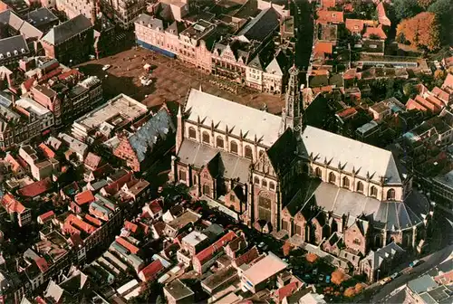 AK / Ansichtskarte 73941726 Haarlem_NL Grote of St. Bavokerk op de Grote Markt