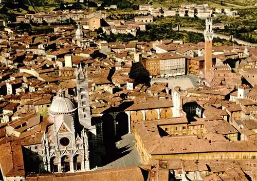 AK / Ansichtskarte 73941946 Siena_Toscana_IT Veduta aerea Il Duomo e il Palazzo Pubblico