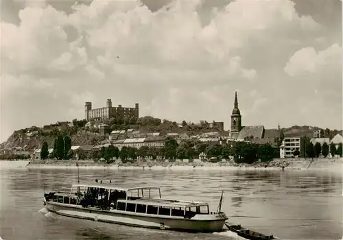 AK / Ansichtskarte 73943020 Bratislava_Pressburg_Pozsony_SK Blick ueber die Donau zur Burg Fahrgastschiff