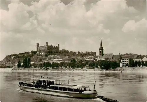 AK / Ansichtskarte  Bratislava_Pressburg_Pozsony_SK Blick ueber die Donau zur Burg Fahrgastschiff