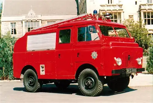 AK / Ansichtskarte  Feuerwehr_Fire-Brigade_Pompiers_Bomberos 1963 Dennis M Series Land Rover L4P