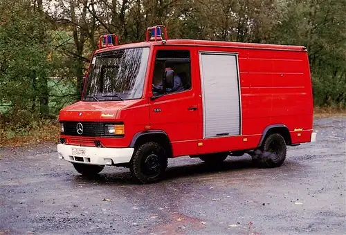 AK / Ansichtskarte  Feuerwehr_Fire-Brigade_Pompiers_Bomberos Daimler-Benz 510/31 SW 1000