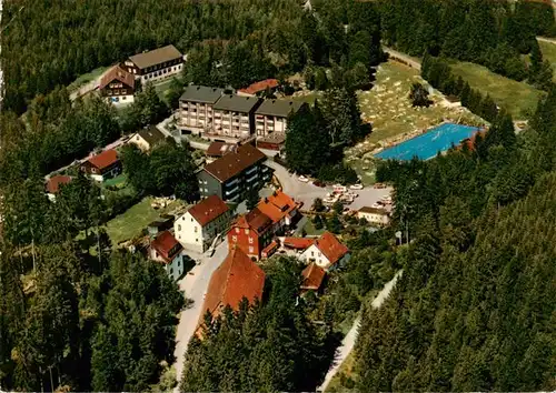 AK / Ansichtskarte 73945907 Braunlage Teilansicht mit Freibad