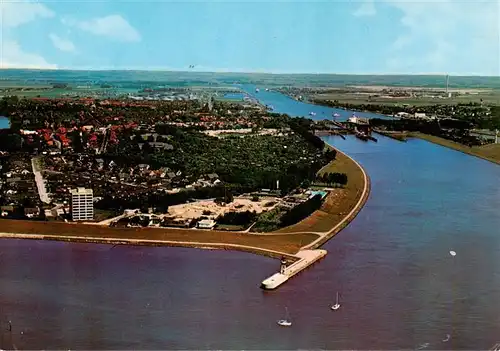 AK / Ansichtskarte  Brunsbuettel Einfahrt zum Nord Ostsee Kanal mit Blick zur Schleuse