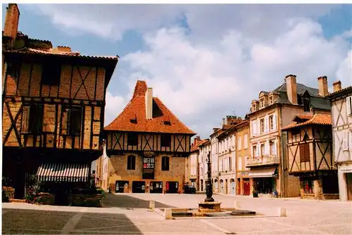 AK / Ansichtskarte  Saint-Cere La place du Mercadial