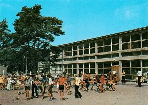 AK / Ansichtskarte 73947014 Miedzywodzie_Heidebrink_Pommern_Ostseebad_PL Schule Pausenhof