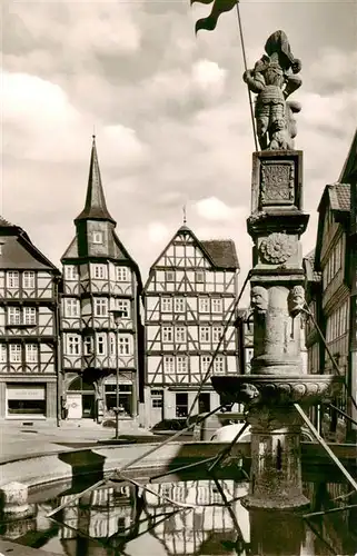 AK / Ansichtskarte 73949171 Fritzlar Markt mit Rolandsbrunnen Altstadt Fachwerkhaeuser