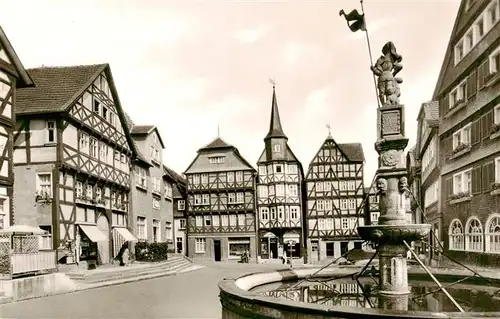 AK / Ansichtskarte  Fritzlar Markt mit Rolandsbrunnen Altstadt Fachwerkhaeuser