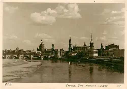 AK / Ansichtskarte  DRESDEN_Elbe Blick ueber die Elbe Dom Hofkirche und Schloss