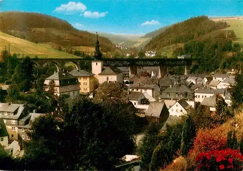 AK / Ansichtskarte 73951485 Ludwigsstadt Ortsansicht mit Kirche Eisenbahnbruecke