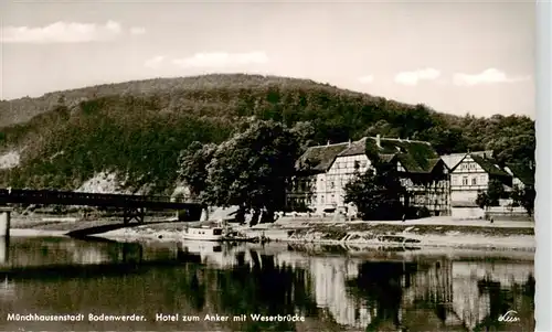 AK / Ansichtskarte 73952656 Bodenwerder Hotel zum Anker mit Weserbruecke