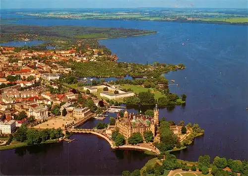 AK / Ansichtskarte  Schwerin__Mecklenburg Schloss Alter Garten mit Mecklenburg Staatstheater und Museum Marstall auf der Wadewiese