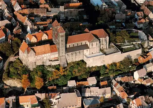 AK / Ansichtskarte  Quedlinburg Fliegeraufnahme mit Stiftskirche und Schloss