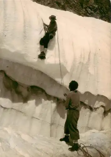 AK / Ansichtskarte  Gletscher_Glacier_Glaciar Le Glasier Blanc Pasage D une Crevasse