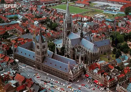 AK / Ansichtskarte  Ieper_Ypres_Ypern Marktplatz Lakenhallen St. Maarten Kathedrale