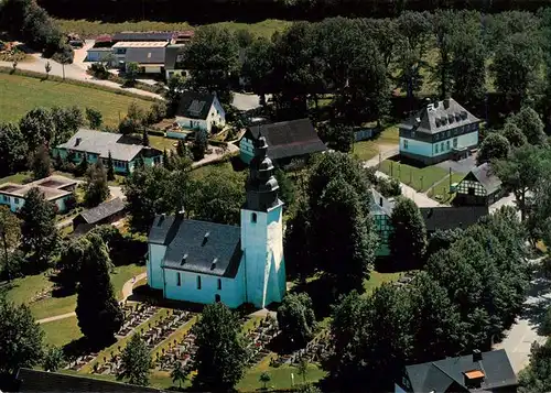 AK / Ansichtskarte 73954345 Wormbach_Schmallenberg Pfarrkirche St. Peter und Paul Alter Friedhof im Lindenkranz