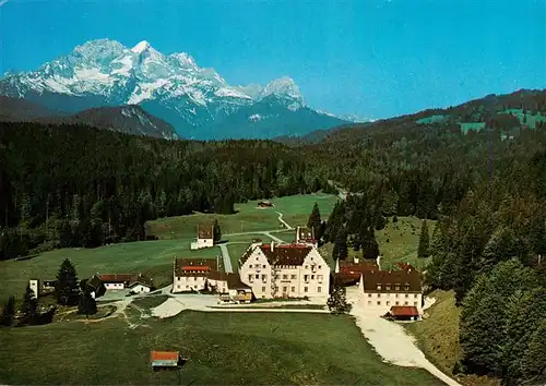 AK / Ansichtskarte 73954595 Kruen_Garmisch-Partenkirchen Schloss Kranzbach mit Alp- und Zugspitze Wettersteingebirge