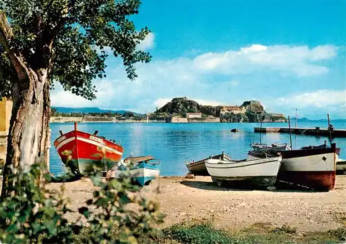 AK / Ansichtskarte 73956119 Corfu_Korfu_Greece Strand Fischerboote Blick zur alten Burg