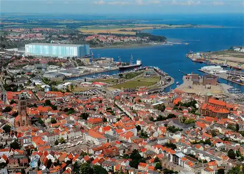 AK / Ansichtskarte  Wismar_Mecklenburg Blick ueber Altstad Marktplatz Rathaus und Marienkirchturm Fliegeraufnahme