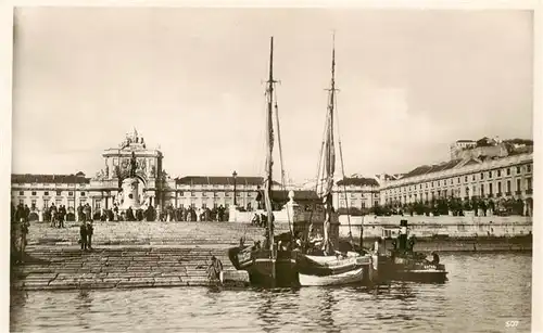 AK / Ansichtskarte 73956639 Lissabon_Lisbon_Lisboa_PT Hafen Fischerboote