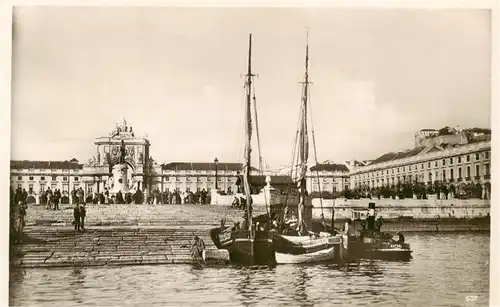 AK / Ansichtskarte  Lissabon_Lisbon_Lisboa_PT Hafen Fischerboote