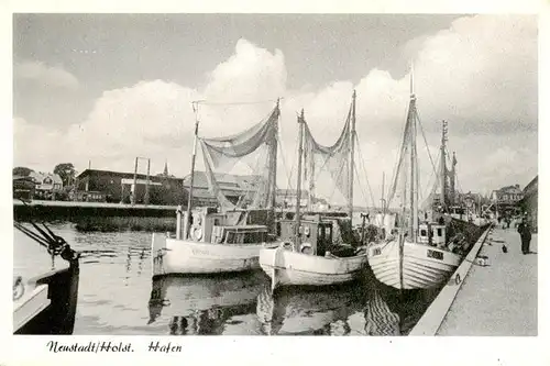 AK / Ansichtskarte  Neustadt_Holstein Hafen Fischkutter