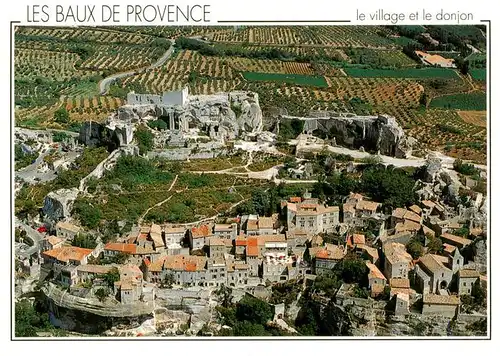 AK / Ansichtskarte  Les_Baux_de_Provence_13_Bouches-du-Rhone Le village et le donjon Vue aerienne