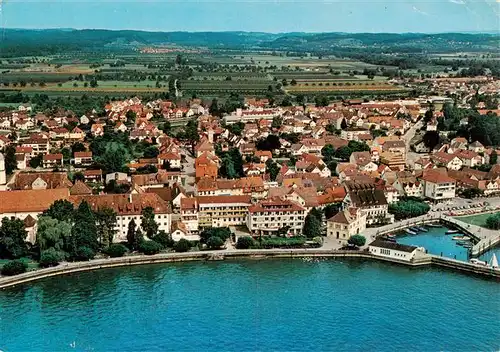 AK / Ansichtskarte  Langenargen_Bodensee Uferpromenade beim Schloss Montfort Fliegeraufnahme