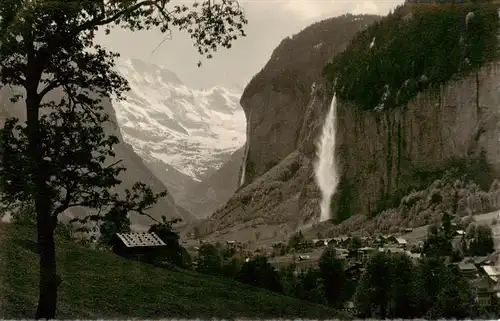 AK / Ansichtskarte  Lauterbrunn mit Staubbach Wasserfall und Grosshorn