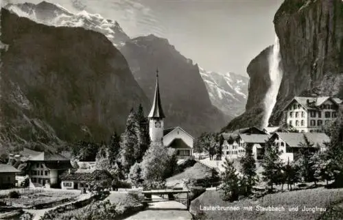 AK / Ansichtskarte  Lauterbrunnen_BE mit Staubbach Wasserfall und Jungfrau