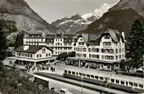 AK / Ansichtskarte  Grindelwald_BE mit Bahnhofplatz mit Finsteraar und Fiescherhorn