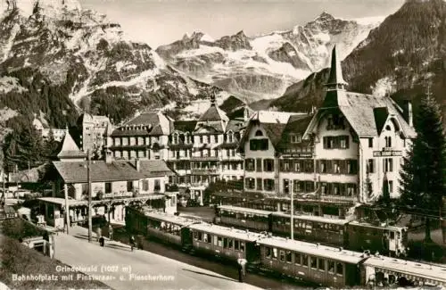 AK / Ansichtskarte  Grindelwald_BE Bahnhofplatz mit Finsteraarhorn und Fiescherhorn