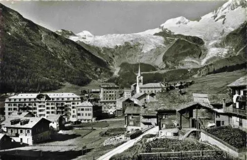AK / Ansichtskarte  Saas-Fee_VS Ortsansicht mit Kirche Fee-Gletscher Allalinhorn und Alphubel Walliser Alpen