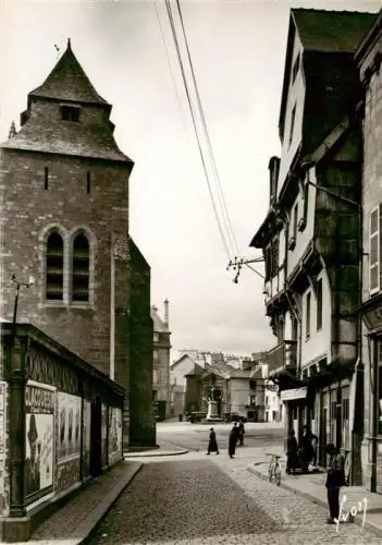 AK / Ansichtskarte  Saint-Brieuc_22_Cotes-d_Armor Une des tours de la cathedrale et vieille maison place du Martray
