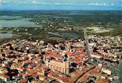 AK / Ansichtskarte  Les_Saintes-Maries-de-la-Mer Le village et l'église vue aérienne