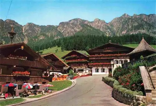 AK / Ansichtskarte 73962760 Alpbach_Tirol_AT Dorfplatz mit alten Tiroler Haeusern
