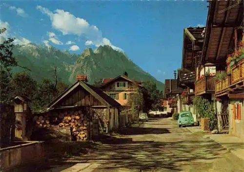 AK / Ansichtskarte  GARMISCH-PARTENKIRCHEN Fruehlingsstrasse mit Waxenstein und Zugspitze Wettersteingebirge