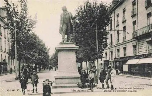 AK / Ansichtskarte  Nantes_44 Boulevard Delorme Statue du Docteur Guepin