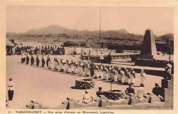 AK / Ansichtskarte  Tamanrasset_Algerie Une prise d'armes au Monument Laperrine