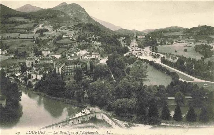 AK / Ansichtskarte  LOURDES_65 La Basilique et l'Esplanade