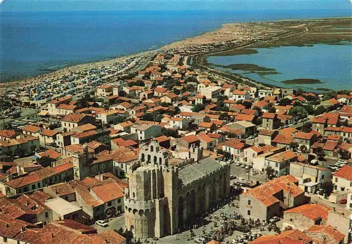 AK / Ansichtskarte  Les_Saintes-Maries-de-la-Mer Vue panoramique aérienne Eglise