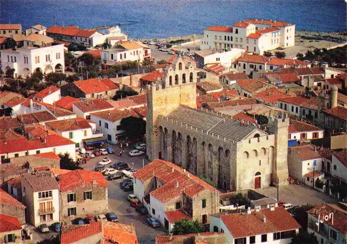 AK / Ansichtskarte  Les_Saintes-Maries-de-la-Mer Eglise fortifiée XIIe siècle vue aérienne