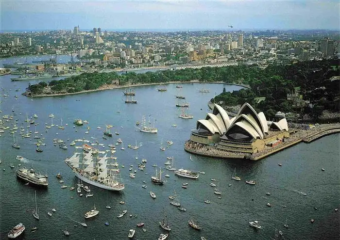 AK / Ansichtskarte 73964263 Sydney__NSW_Australia The Dar Mlodziezy from Poland during the Parade os Sail Opera House